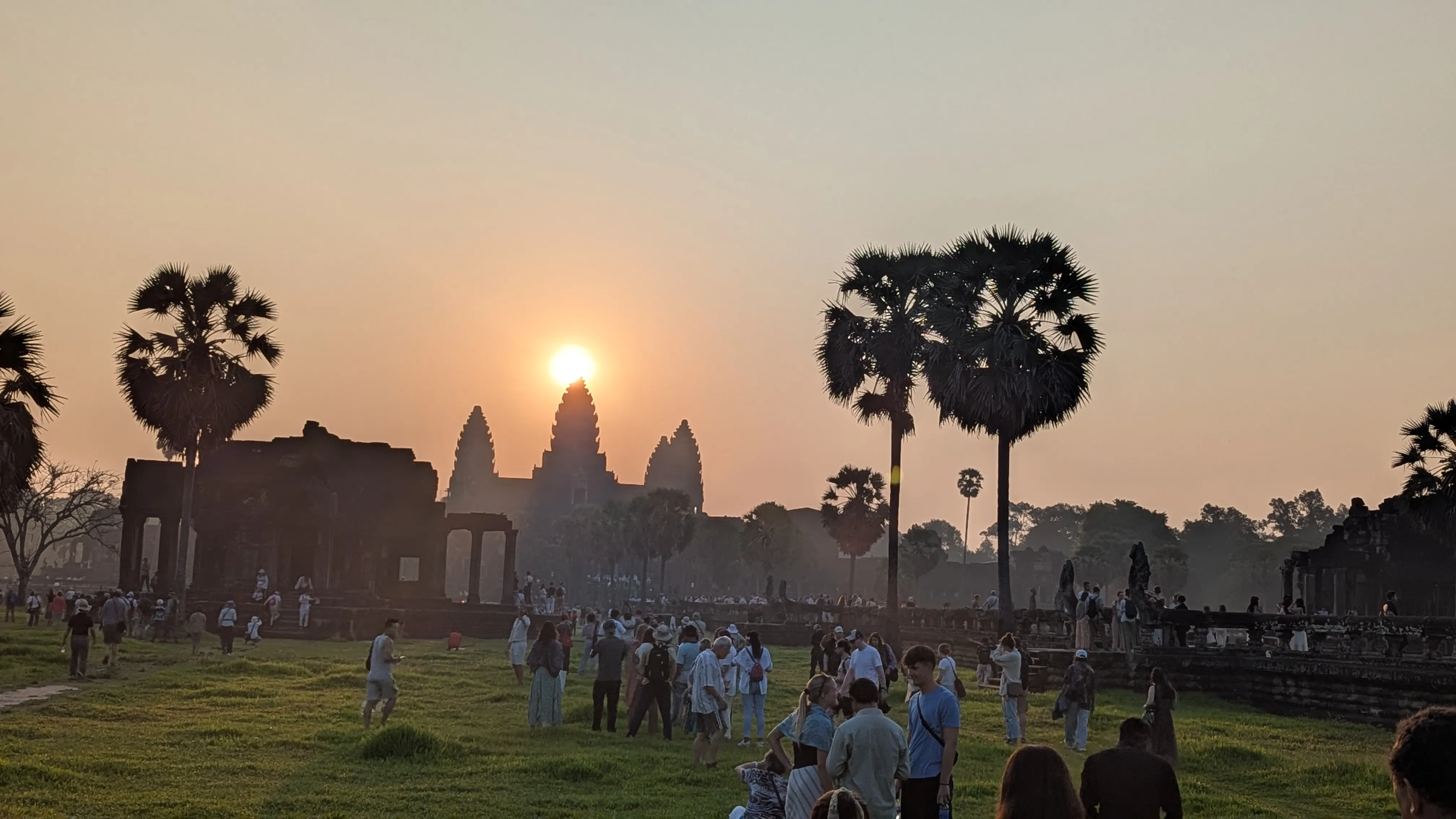 カンボジアのアンコールワット朝日