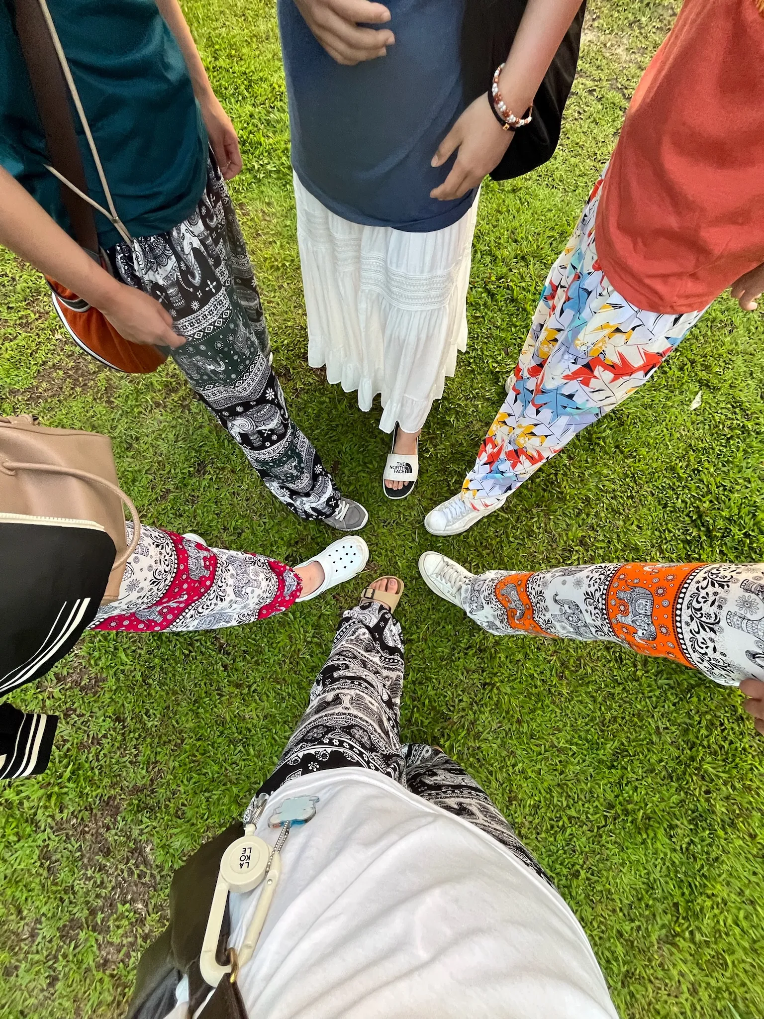 6人が片足を差し出して輪になっている